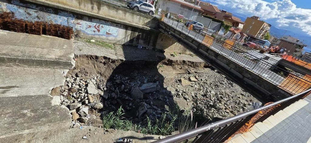 Torrente Annunziata, le prime piogge presentano il conto, crolli e voragini dopo l’allarme di Sciacca. Rinascita Messina: era tutto prevedibile