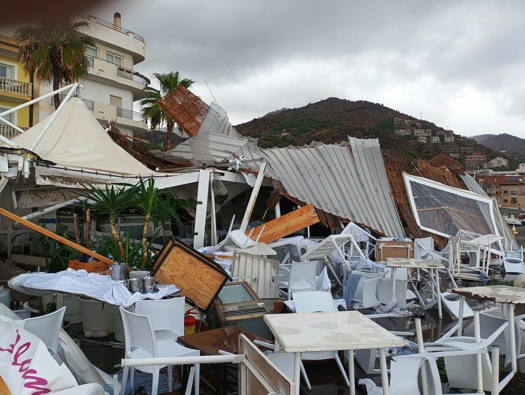 Tomba d'aria a Letojanni: il tetto di una pizzeria vola via e si schianta in strada
