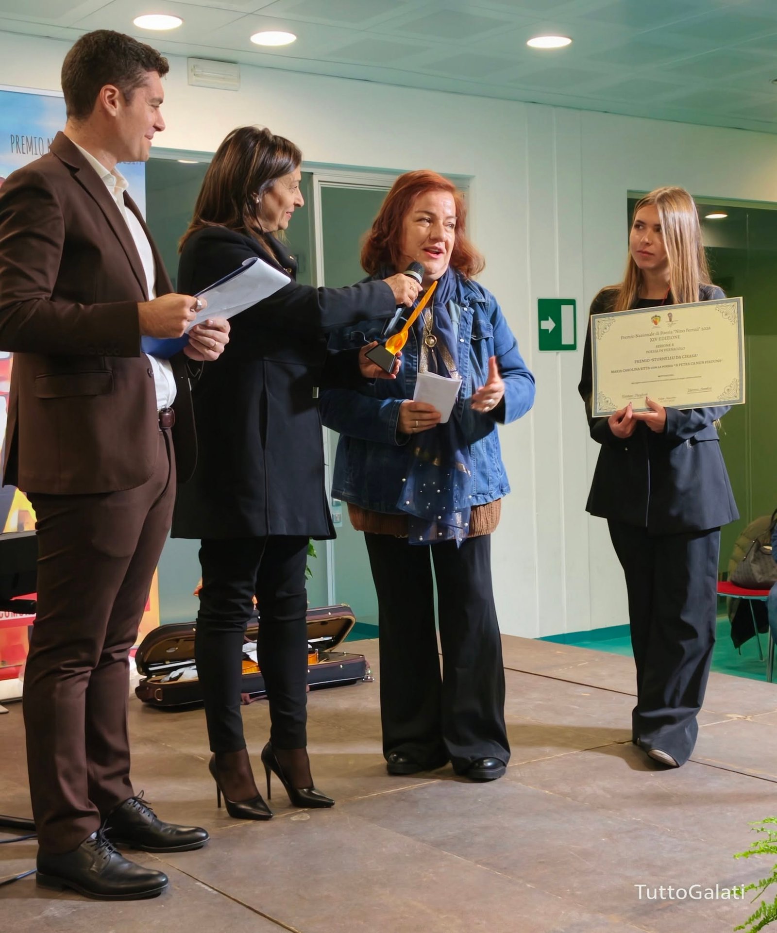 Premio nazionale Nino Ferraù, Galati Mamertino celebra la poesia e ricorda Pippo Ferraù. Francesco D’Angiò vince la XIV edizione con “Geografia Minima”. L'emozione della figlia Cetty: «Questo premio deve restare qui».