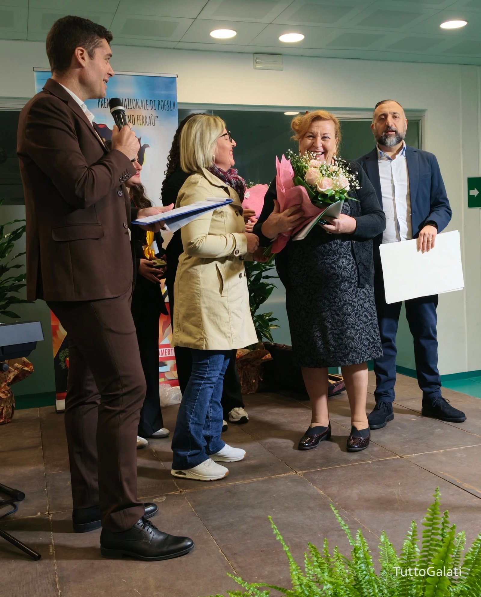 Premio nazionale Nino Ferraù, Galati Mamertino celebra la poesia e ricorda Pippo Ferraù. Francesco D’Angiò vince la XIV edizione con “Geografia Minima”. L'emozione della figlia Cetty: «Questo premio deve restare qui».
