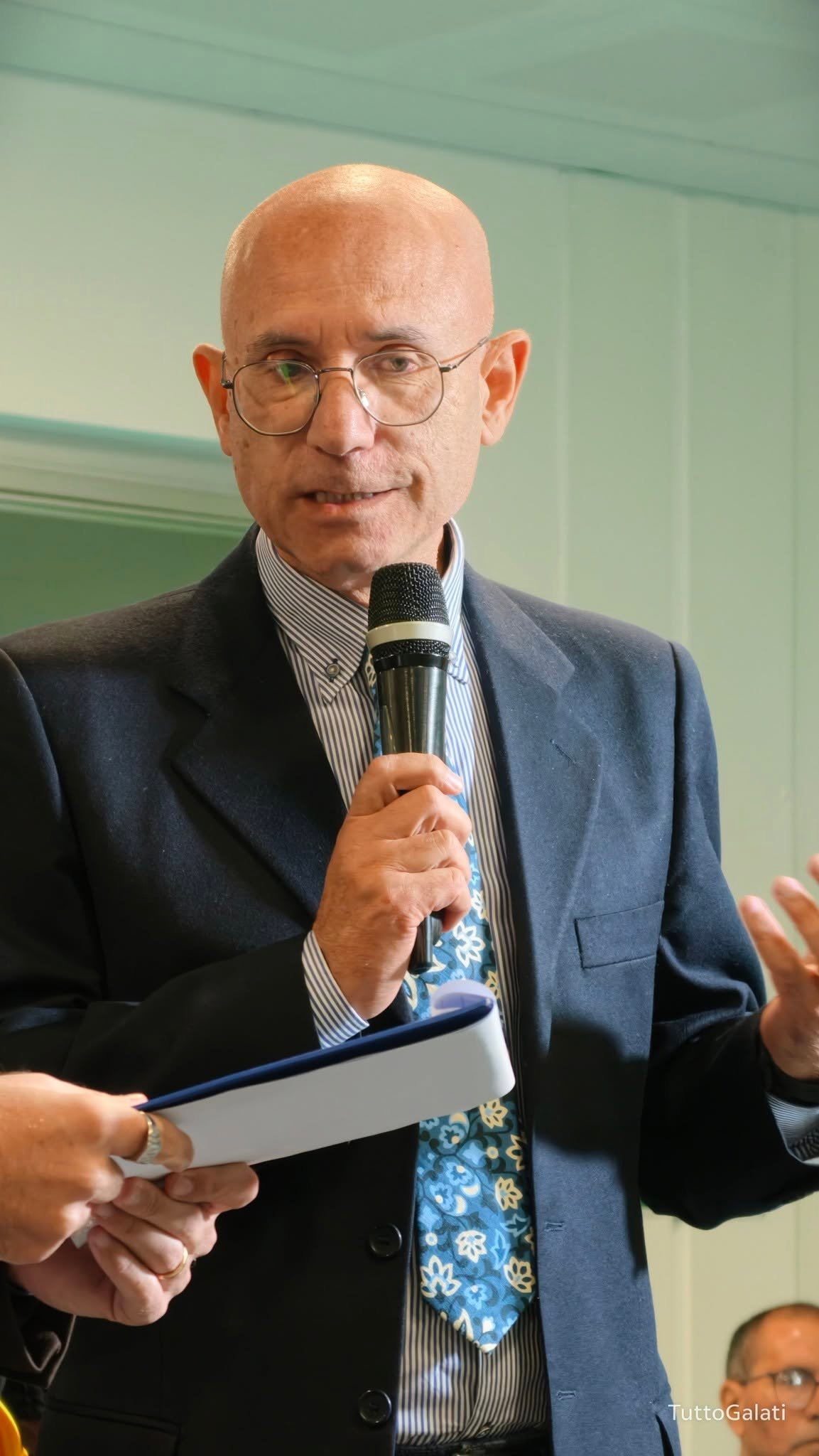 Premio nazionale Nino Ferraù, Galati Mamertino celebra la poesia e ricorda Pippo Ferraù. Francesco D’Angiò vince la XIV edizione con “Geografia Minima”. L'emozione della figlia Cetty: «Questo premio deve restare qui».