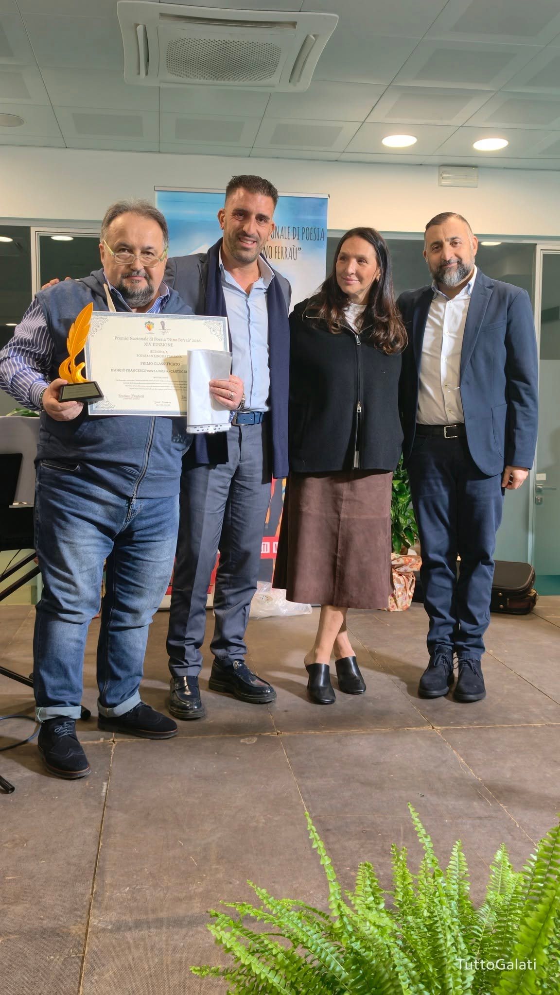 Premio nazionale Nino Ferraù, Galati Mamertino celebra la poesia e ricorda Pippo Ferraù. Francesco D’Angiò vince la XIV edizione con “Geografia Minima”. L'emozione della figlia Cetty: «Questo premio deve restare qui».