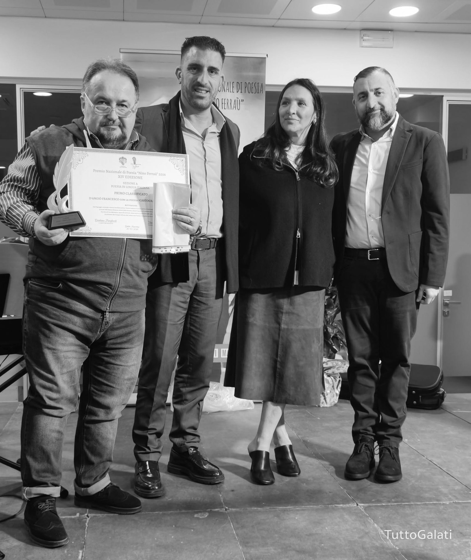 Premio nazionale Nino Ferraù, Galati Mamertino celebra la poesia e ricorda Pippo Ferraù. Francesco D’Angiò vince la XIV edizione con “Geografia Minima”. L'emozione della figlia Cetty: «Questo premio deve restare qui».
