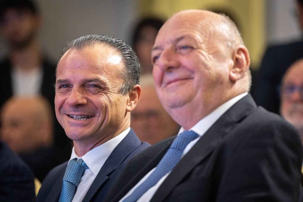 Gli occhi di Cateno De Luca. La felicità di chi ha finalmente raggiunto l'uva