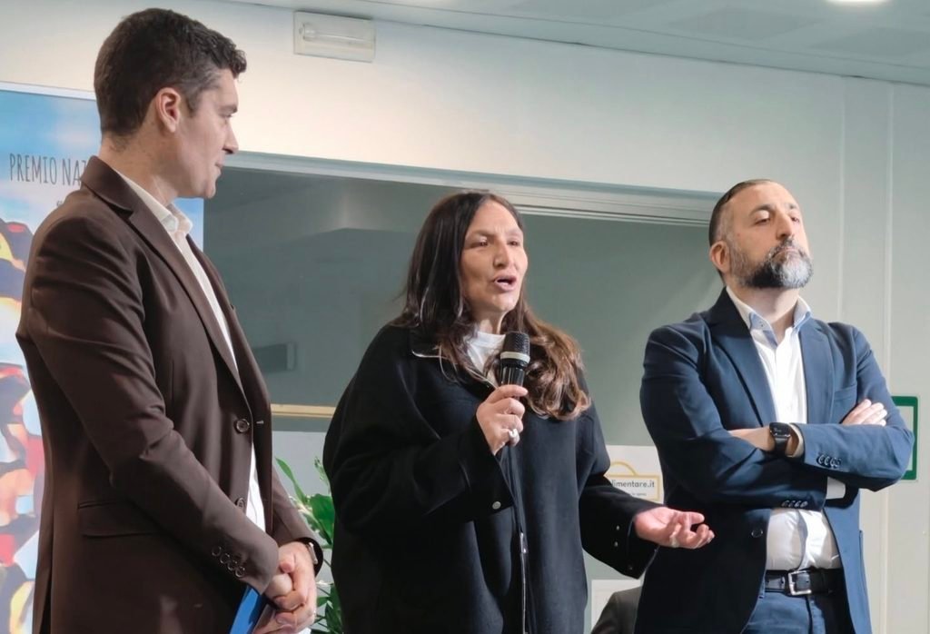 Premio nazionale Nino Ferraù, Galati Mamertino celebra la poesia e ricorda Pippo Ferraù. Francesco D’Angiò vince la XIV edizione con “Geografia Minima”. L'emozione della figlia Cetty: «Questo premio deve restare qui».