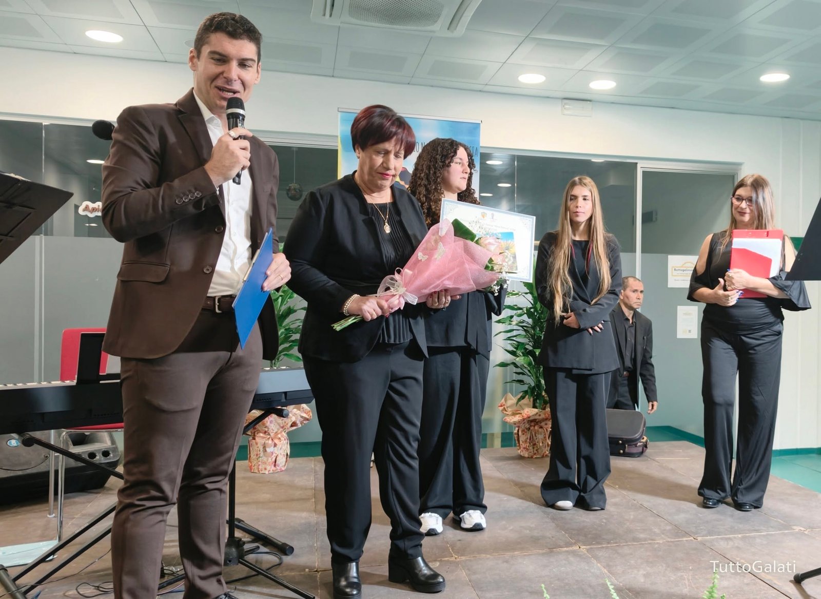 Premio nazionale Nino Ferraù, Galati Mamertino celebra la poesia e ricorda Pippo Ferraù. Francesco D’Angiò vince la XIV edizione con “Geografia Minima”. L'emozione della figlia Cetty: «Questo premio deve restare qui».