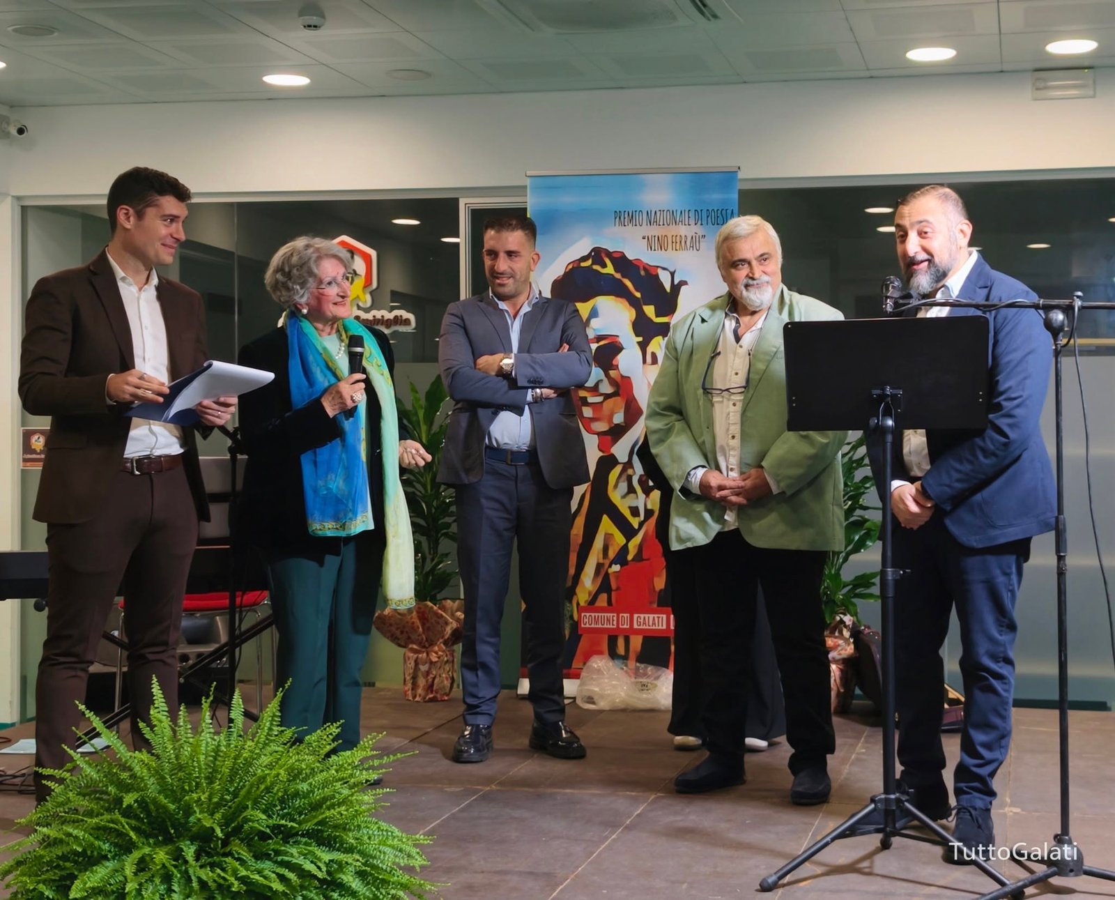 Premio nazionale Nino Ferraù, Galati Mamertino celebra la poesia e ricorda Pippo Ferraù. Francesco D’Angiò vince la XIV edizione con “Geografia Minima”. L'emozione della figlia Cetty: «Questo premio deve restare qui».