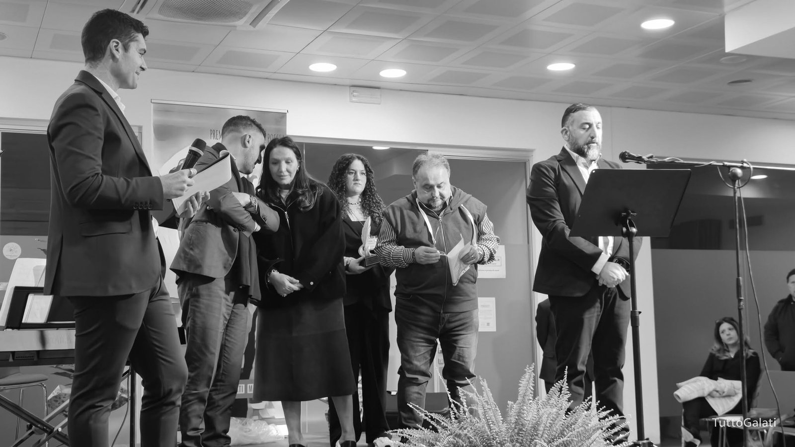 Premio nazionale Nino Ferraù, Galati Mamertino celebra la poesia e ricorda Pippo Ferraù. Francesco D’Angiò vince la XIV edizione con “Geografia Minima”. L'emozione della figlia Cetty: «Questo premio deve restare qui».