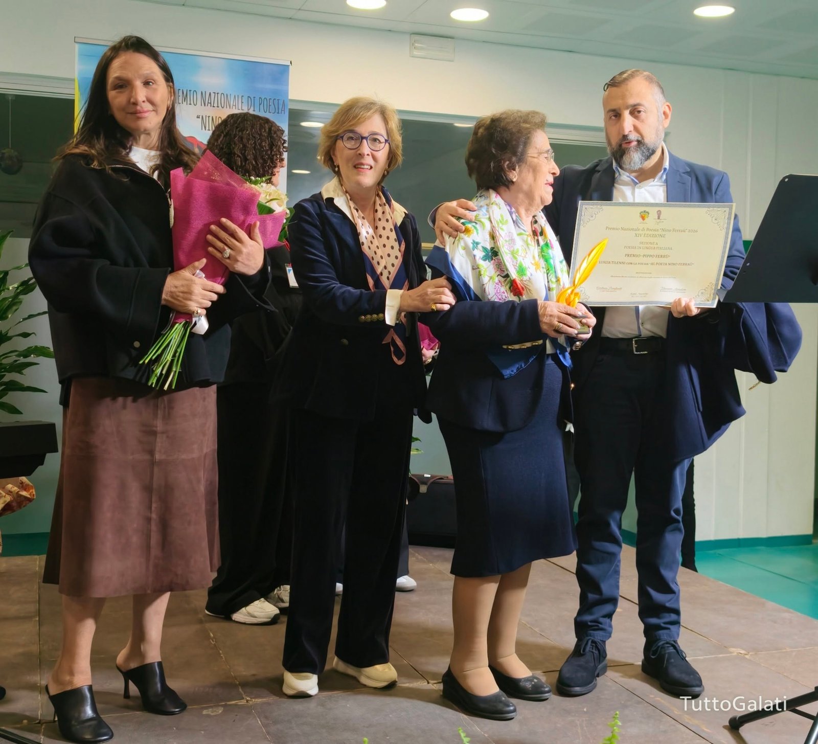 Premio nazionale Nino Ferraù, Galati Mamertino celebra la poesia e ricorda Pippo Ferraù. Francesco D’Angiò vince la XIV edizione con “Geografia Minima”. L'emozione della figlia Cetty: «Questo premio deve restare qui».