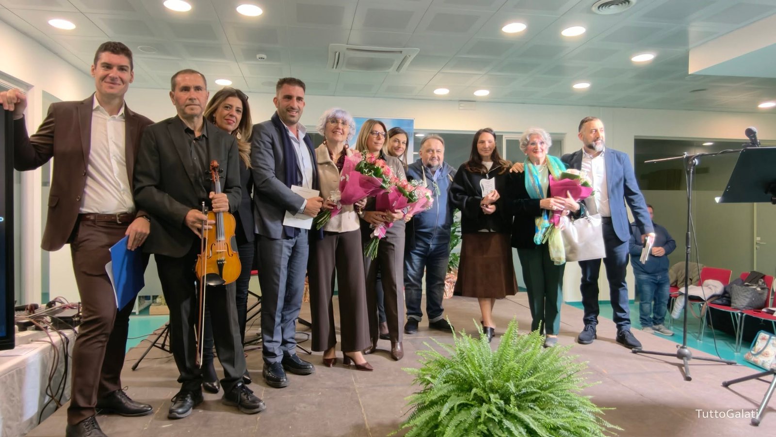 Premio nazionale Nino Ferraù, Galati Mamertino celebra la poesia e ricorda Pippo Ferraù. Francesco D’Angiò vince la XIV edizione con “Geografia Minima”. L'emozione della figlia Cetty: «Questo premio deve restare qui».