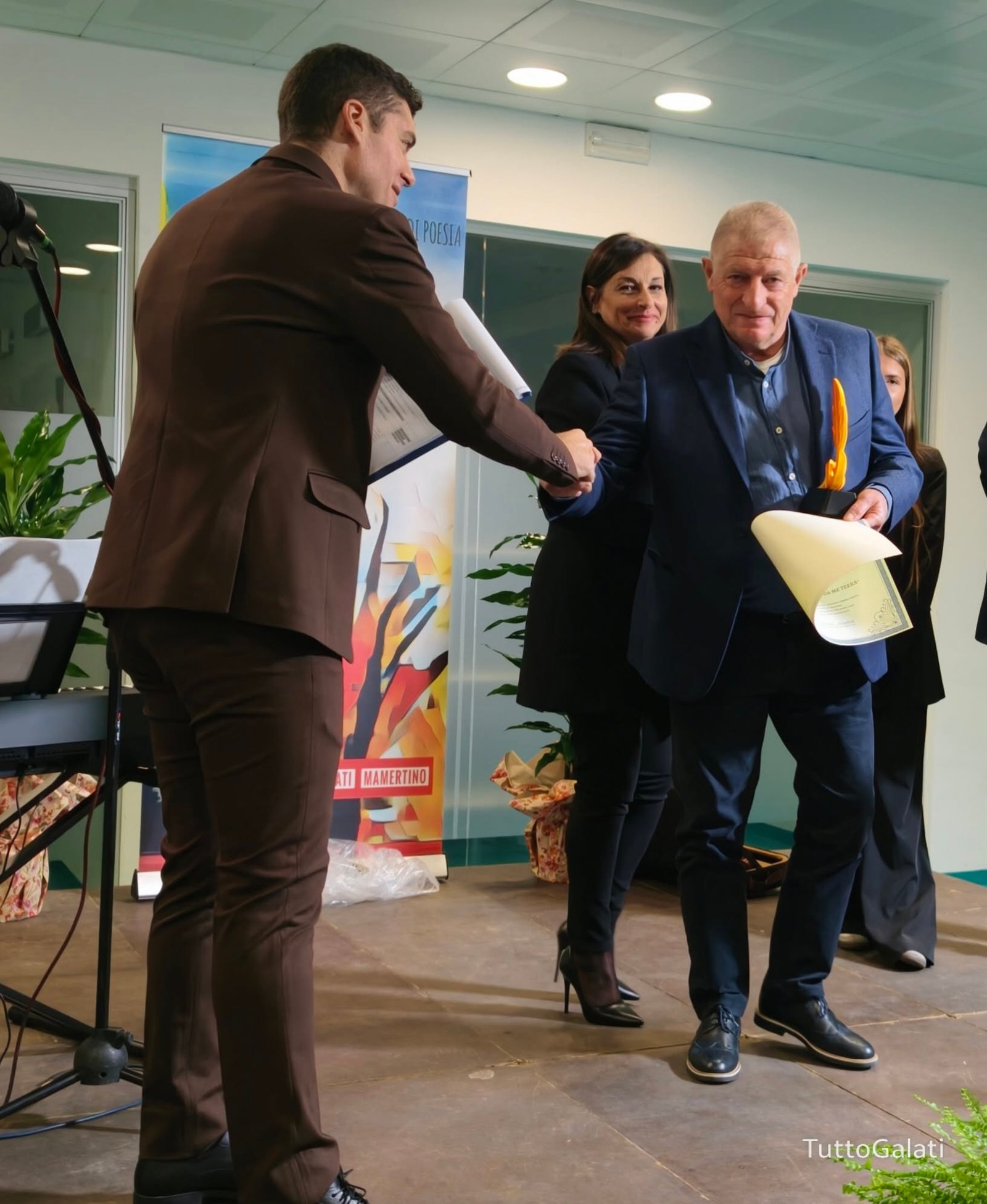 Premio nazionale Nino Ferraù, Galati Mamertino celebra la poesia e ricorda Pippo Ferraù. Francesco D’Angiò vince la XIV edizione con “Geografia Minima”. L'emozione della figlia Cetty: «Questo premio deve restare qui».