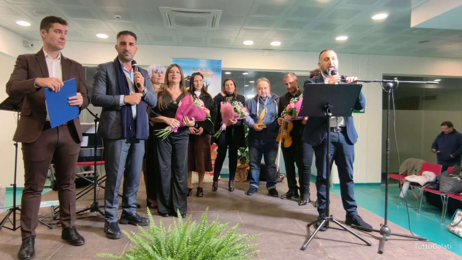 Premio nazionale Nino Ferraù, Galati Mamertino celebra la poesia e ricorda Pippo Ferraù. Francesco D’Angiò vince la XIV edizione con “Geografia Minima”. L'emozione della figlia Cetty: «Questo premio deve restare qui».