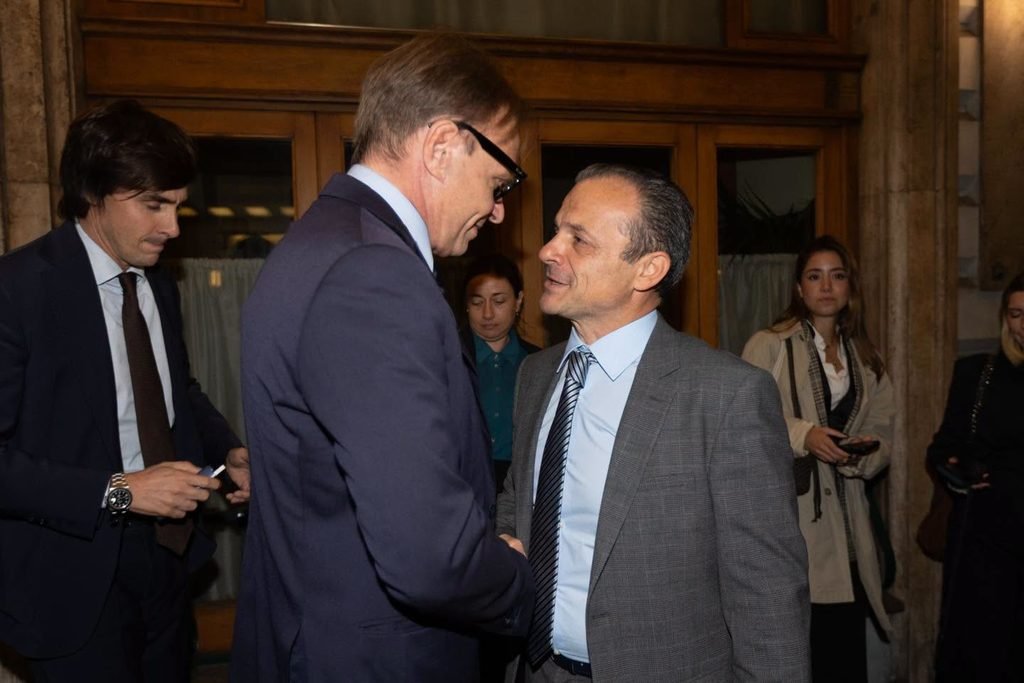 Gli occhi di Cateno De Luca. La felicità di chi ha finalmente raggiunto l'uva