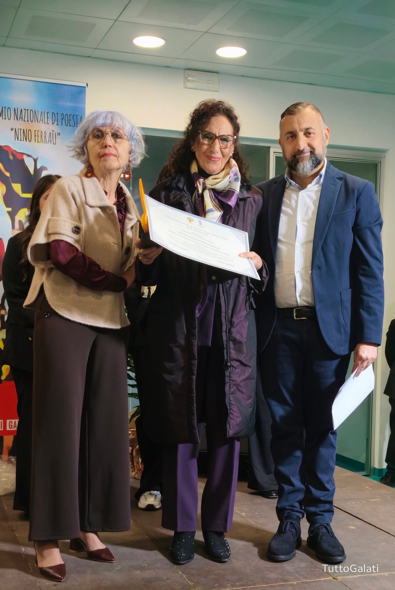 Premio nazionale Nino Ferraù, Galati Mamertino celebra la poesia e ricorda Pippo Ferraù. Francesco D’Angiò vince la XIV edizione con “Geografia Minima”. L'emozione della figlia Cetty: «Questo premio deve restare qui».