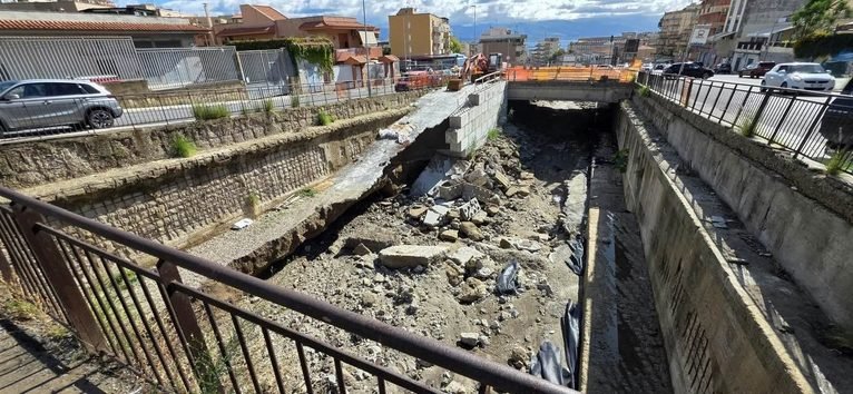Torrente Annunziata, le prime piogge presentano il conto, crolli e voragini dopo l’allarme di Sciacca. Rinascita Messina: era tutto prevedibile