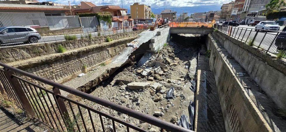 Torrente Annunziata, le prime piogge presentano il conto, crolli e voragini dopo l’allarme di Sciacca. Rinascita Messina: era tutto prevedibile