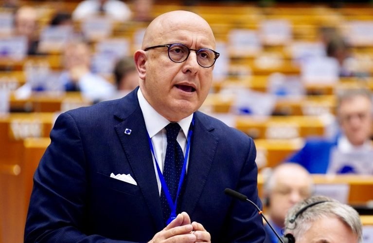 Il bonifico, i contanti e le false consulenze: la mappa del "sistema Armao" secondo i pm