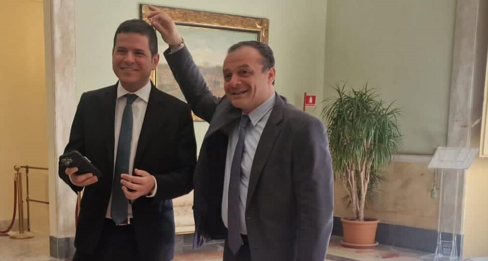 Il mercato degli onorevoli. Due deputati in prestito per salvare il soldato Cateno