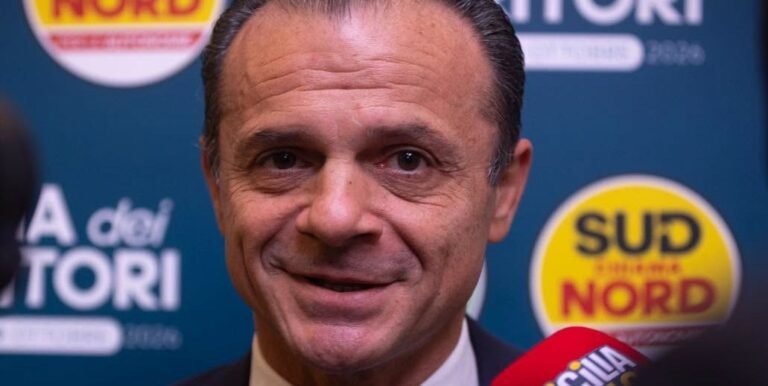 Gli occhi di Cateno De Luca. La felicità di chi ha finalmente raggiunto l'uva