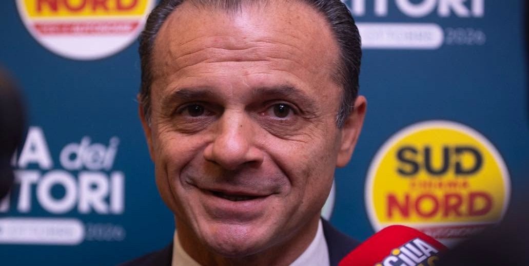 Gli occhi di Cateno De Luca. La felicità di chi ha finalmente raggiunto l'uva