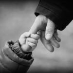 Padri, figli e ingratitudine: il sacrificio di una vita può essere cancellato dalla mancanza di un abbraccio?