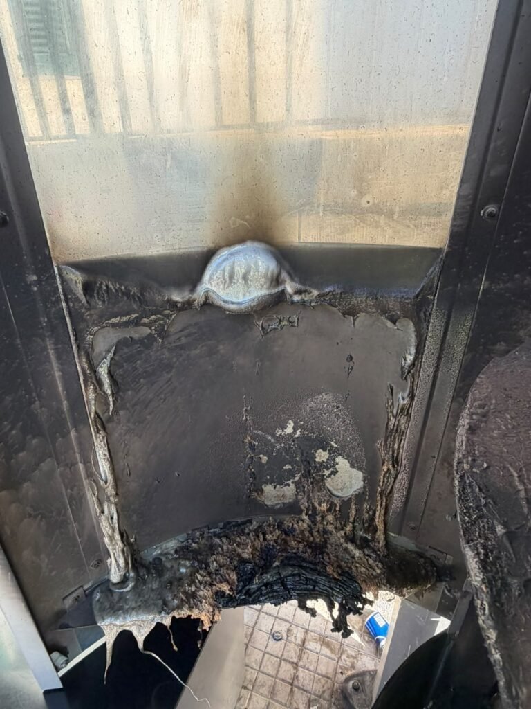 Bruciata la pensilina smart sul viale Giostra. Comune e ATM: “Intollerabile gesto di vandalismo”