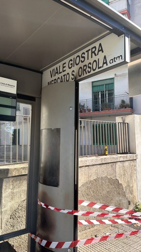 Bruciata la pensilina smart sul viale Giostra. Comune e ATM: “Intollerabile gesto di vandalismo”