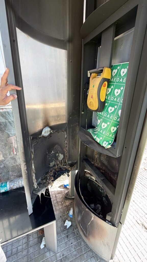 Bruciata la pensilina smart sul viale Giostra. Comune e ATM: “Intollerabile gesto di vandalismo”