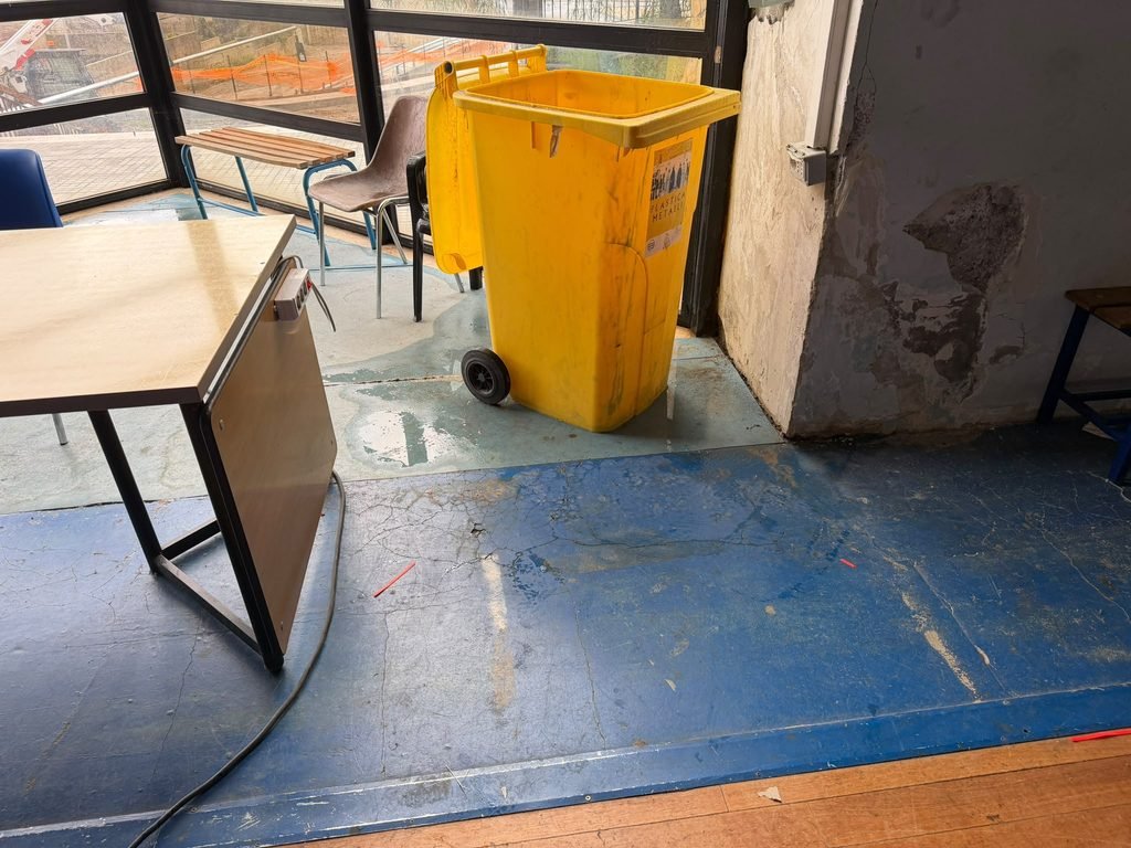 PALAMILI: I LAVORI DI IMPERMEABILIZZAZIONE DEL TETTO DOVEVANO FINIRE A GENNAIO 2026. OGGI PIOVE DENTRO E I QUADRI ELETTRICI SONO ALLAGATI.