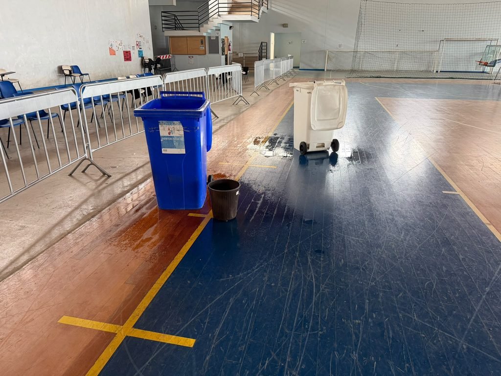 PALAMILI: I LAVORI DI IMPERMEABILIZZAZIONE DEL TETTO DOVEVANO FINIRE A GENNAIO 2026. OGGI PIOVE DENTRO E I QUADRI ELETTRICI SONO ALLAGATI.