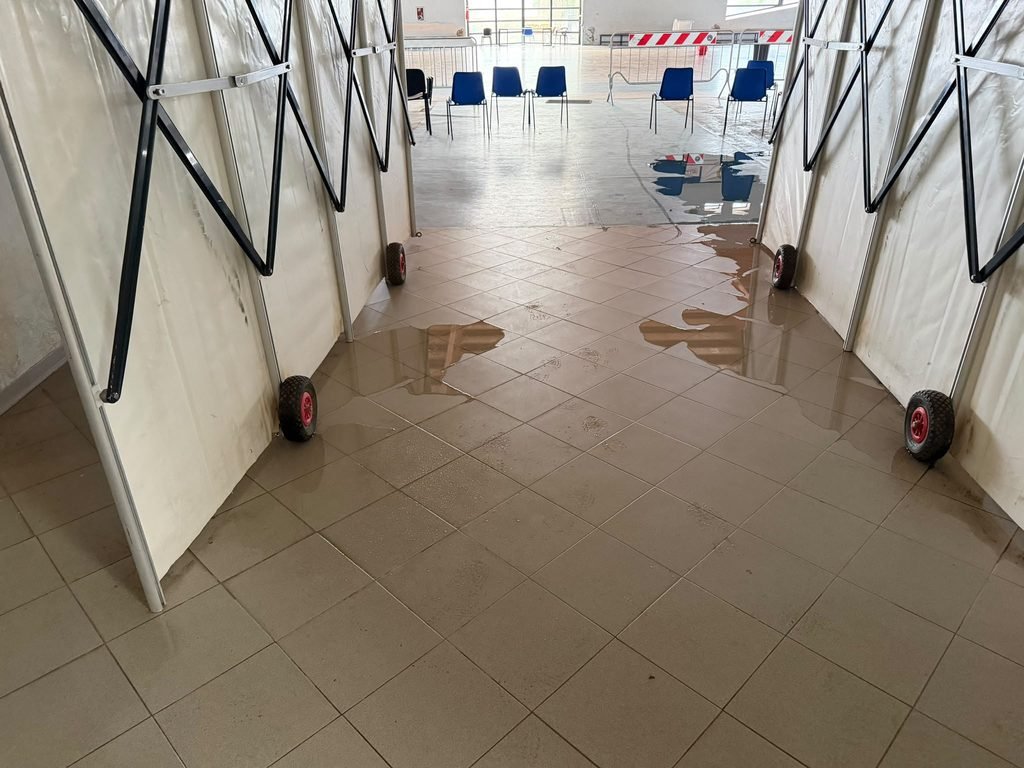 PALAMILI: I LAVORI DI IMPERMEABILIZZAZIONE DEL TETTO DOVEVANO FINIRE A GENNAIO 2026. OGGI PIOVE DENTRO E I QUADRI ELETTRICI SONO ALLAGATI.