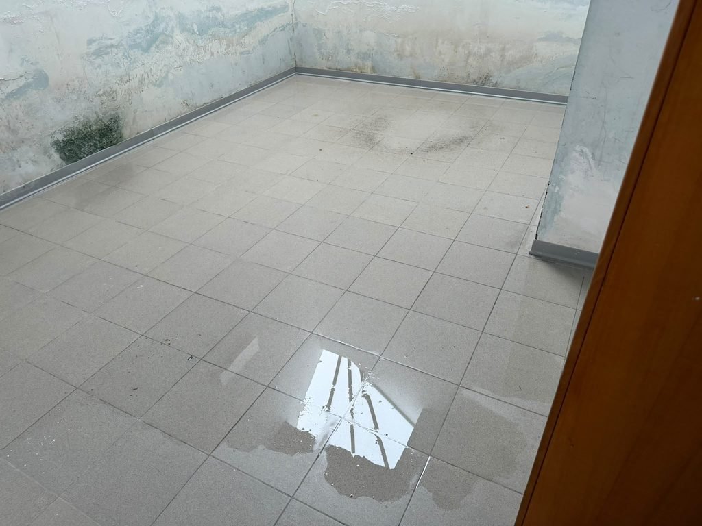 PALAMILI: I LAVORI DI IMPERMEABILIZZAZIONE DEL TETTO DOVEVANO FINIRE A GENNAIO 2026. OGGI PIOVE DENTRO E I QUADRI ELETTRICI SONO ALLAGATI.