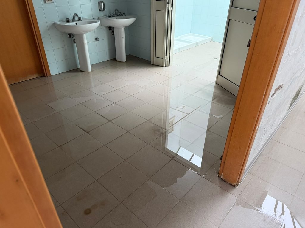 PALAMILI: I LAVORI DI IMPERMEABILIZZAZIONE DEL TETTO DOVEVANO FINIRE A GENNAIO 2026. OGGI PIOVE DENTRO E I QUADRI ELETTRICI SONO ALLAGATI.
