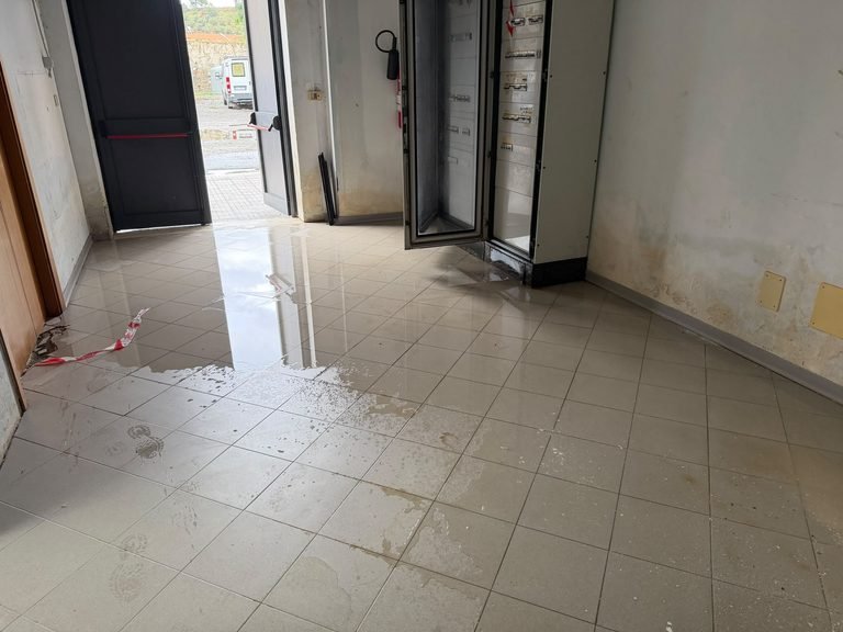 PALAMILI: I LAVORI DI IMPERMEABILIZZAZIONE DEL TETTO DOVEVANO FINIRE A GENNAIO 2026. OGGI PIOVE DENTRO E I QUADRI ELETTRICI SONO ALLAGATI.