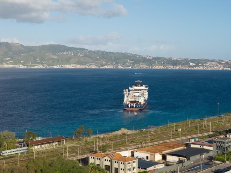 Al via la posa dei cavi sottomarini per l'elettrodotto Bolano-Annunziata tra Calabria e Sicilia