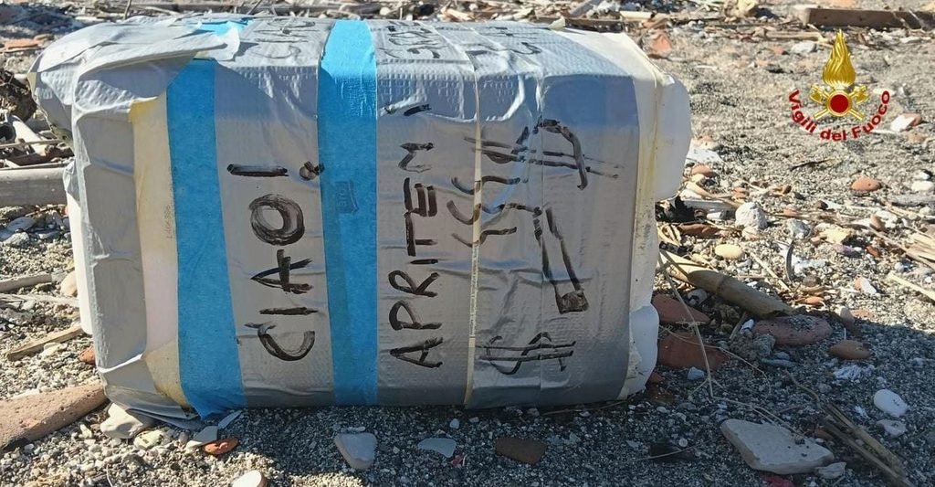 Vigili del fuoco: intervento per il rinvenimento di un contenitore sospetto all'interno dell'arsenale