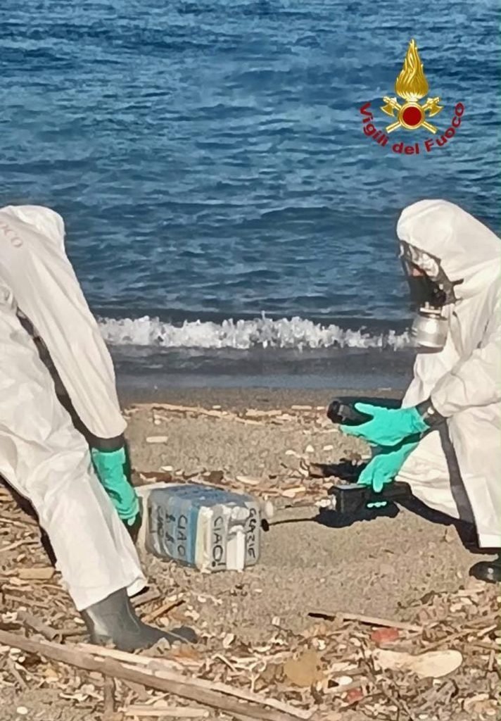 Vigili del fuoco: intervento per il rinvenimento di un contenitore sospetto all'interno dell'arsenale