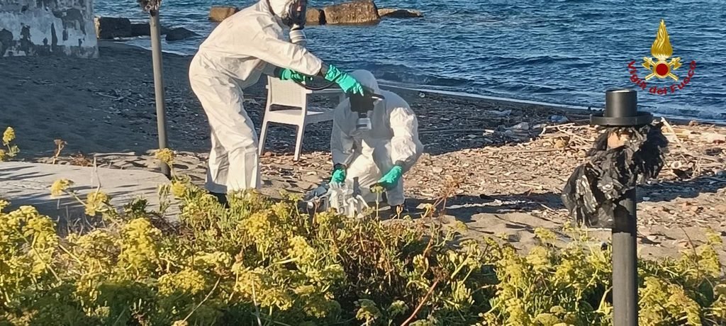 Vigili del fuoco: intervento per il rinvenimento di un contenitore sospetto all'interno dell'arsenale