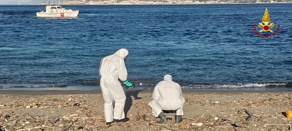 Vigili del fuoco: intervento per il rinvenimento di un contenitore sospetto all'interno dell'arsenale