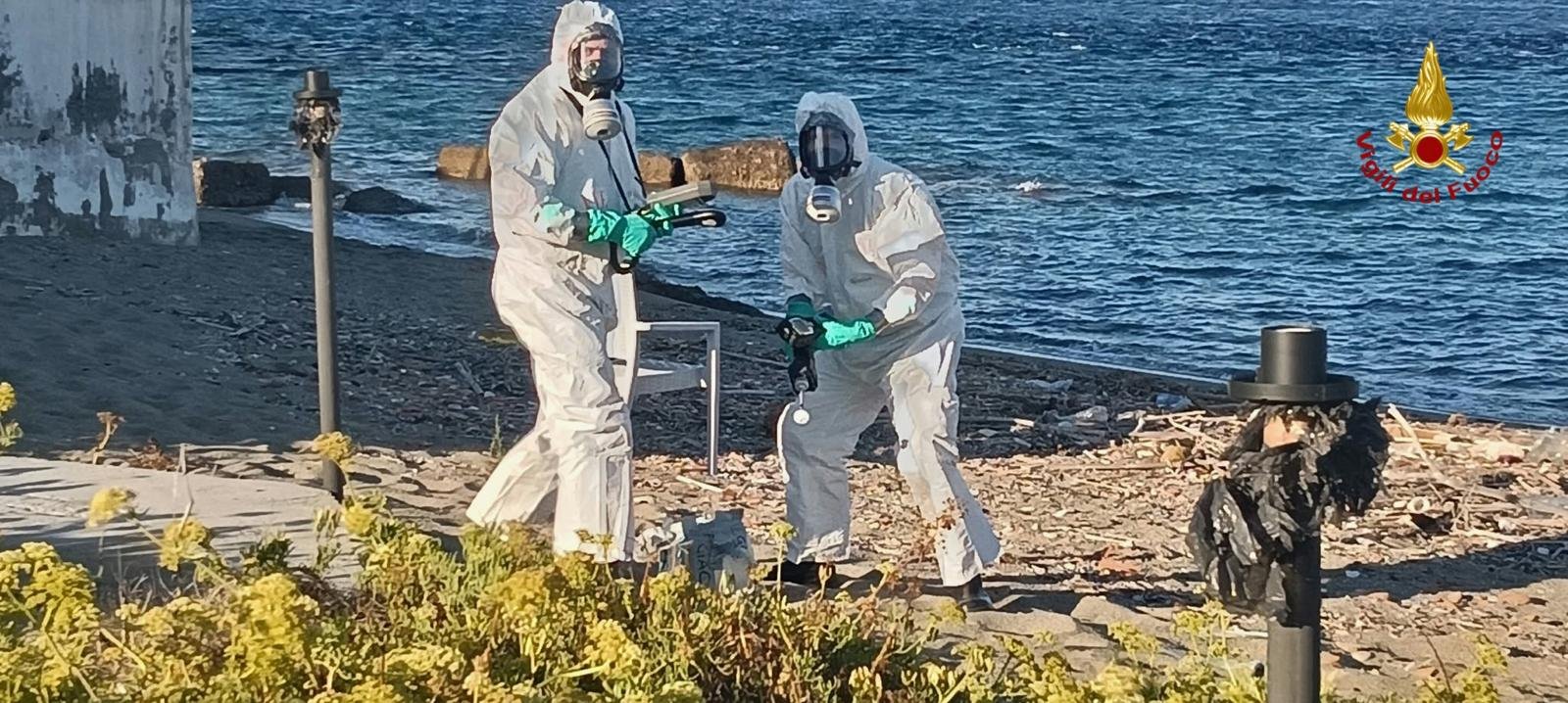 Vigili del fuoco: intervento per il rinvenimento di un contenitore sospetto all'interno dell'arsenale