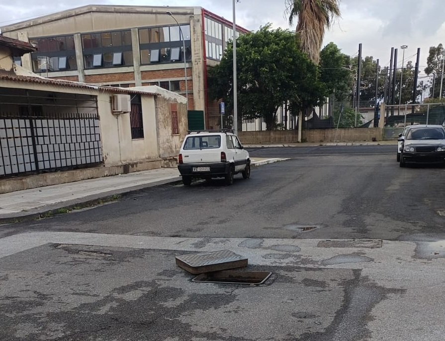 Via don Blasco: tombini saltati e pericolo per la viabilità