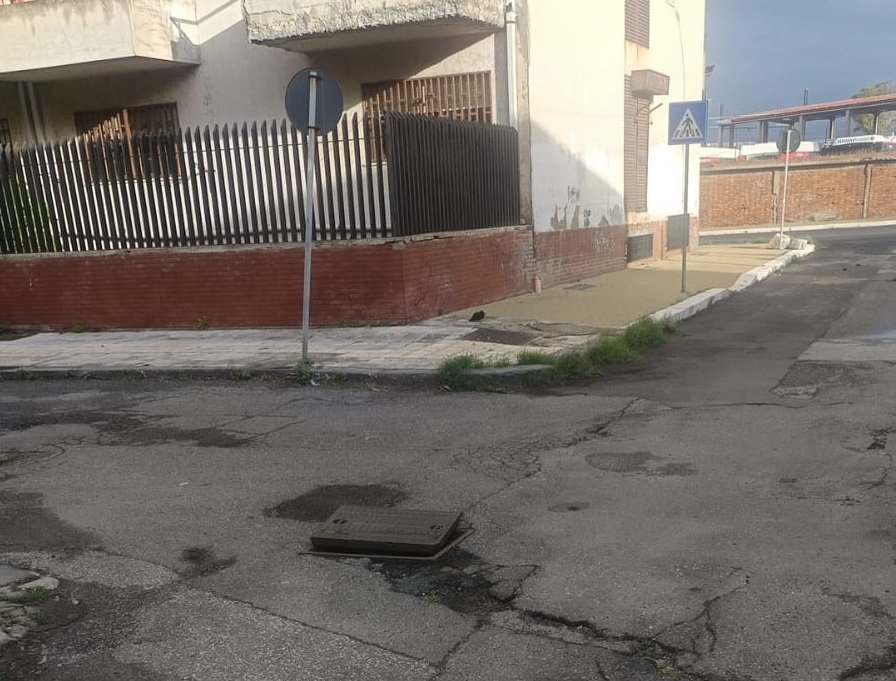 Via don Blasco: tombini saltati e pericolo per la viabilità