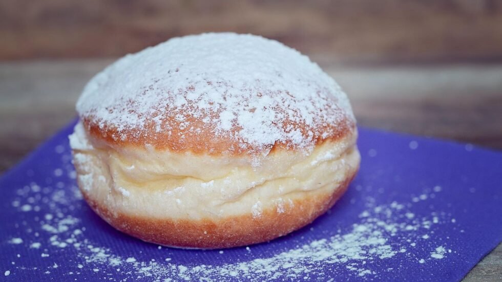 Uccide il cugino disabile con un bombolone alla crema per l'eredità: arrestato il tutore