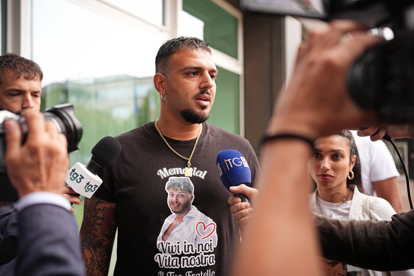 Brandizzo, il processo inizia nel caos. Avvocati in piedi e aule minuscole: "Nordio si vergogni"