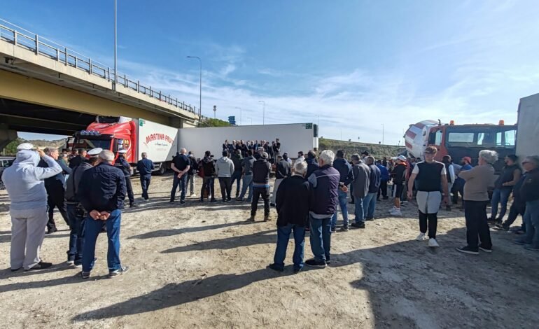 ANGELO GIORGIANNI: «FERMA CONDANNA PER IL GRAVE DANNEGGIAMENTO DEGLI AUTOCARRI. LA NOSTRA SOLIDARIETÀ ALL’AZIENDA COLPITA. SI ACCERTI SUBITO LA VERITÀ»