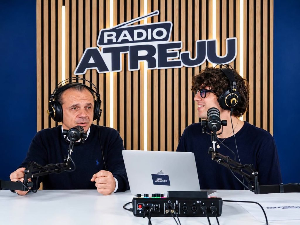 Gli occhi di Cateno De Luca. La felicità di chi ha finalmente raggiunto l'uva