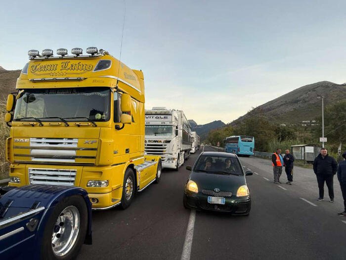 La protesta dei tir parte dal Sud. Presidi in Calabria, disagi in Basilicata e Campania