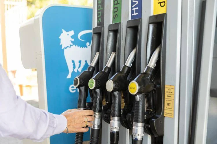 Eni conferma tetto ai prezzi di benzina e diesel fino a fine anno. Utili a 3,2 miliardi nel trimestre
