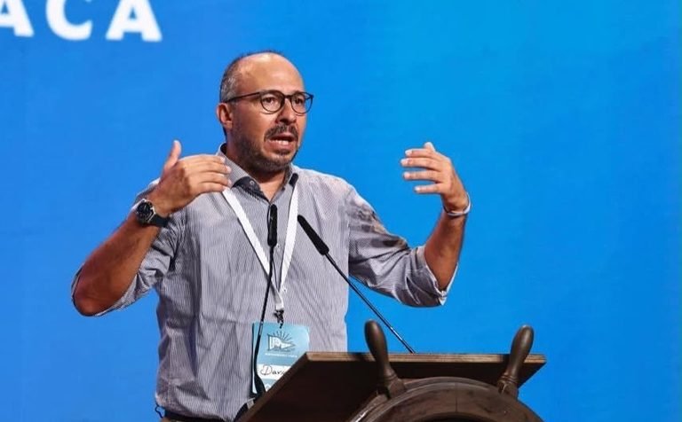 FARAONE SOTTOZERO: fuga in avanti (nel burrone) a braccetto con De Luca, ma alla Leopolda Renzi annuncia Bartolo e lo iberna all'istante.