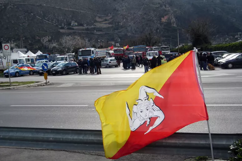 Trasporti, i tir siciliani spengono i motori della protesta: revocato il blocco, ma resta lo stato di agitazione